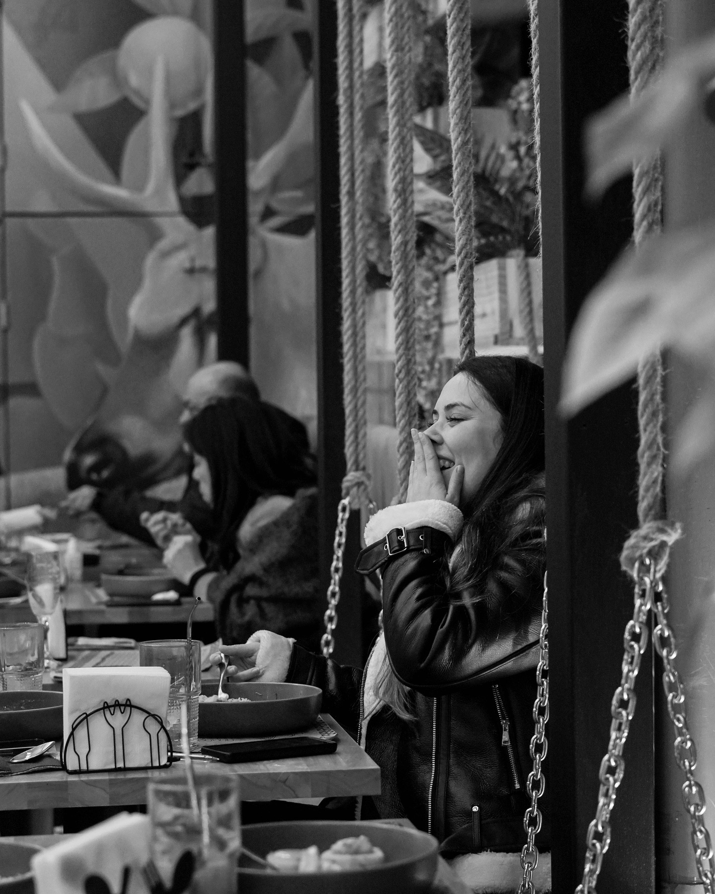 Clienta riendo en una mesa de Taruka Bistró, ambiente familiar en Viña del Mar