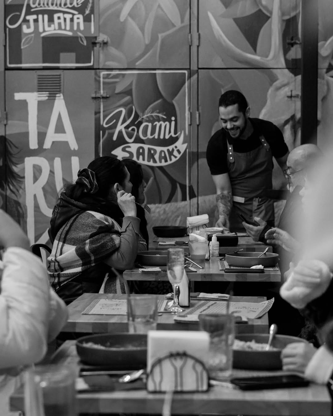 Salón principal de Taruka Bistró con mural y clientes disfrutando, Viña del Mar