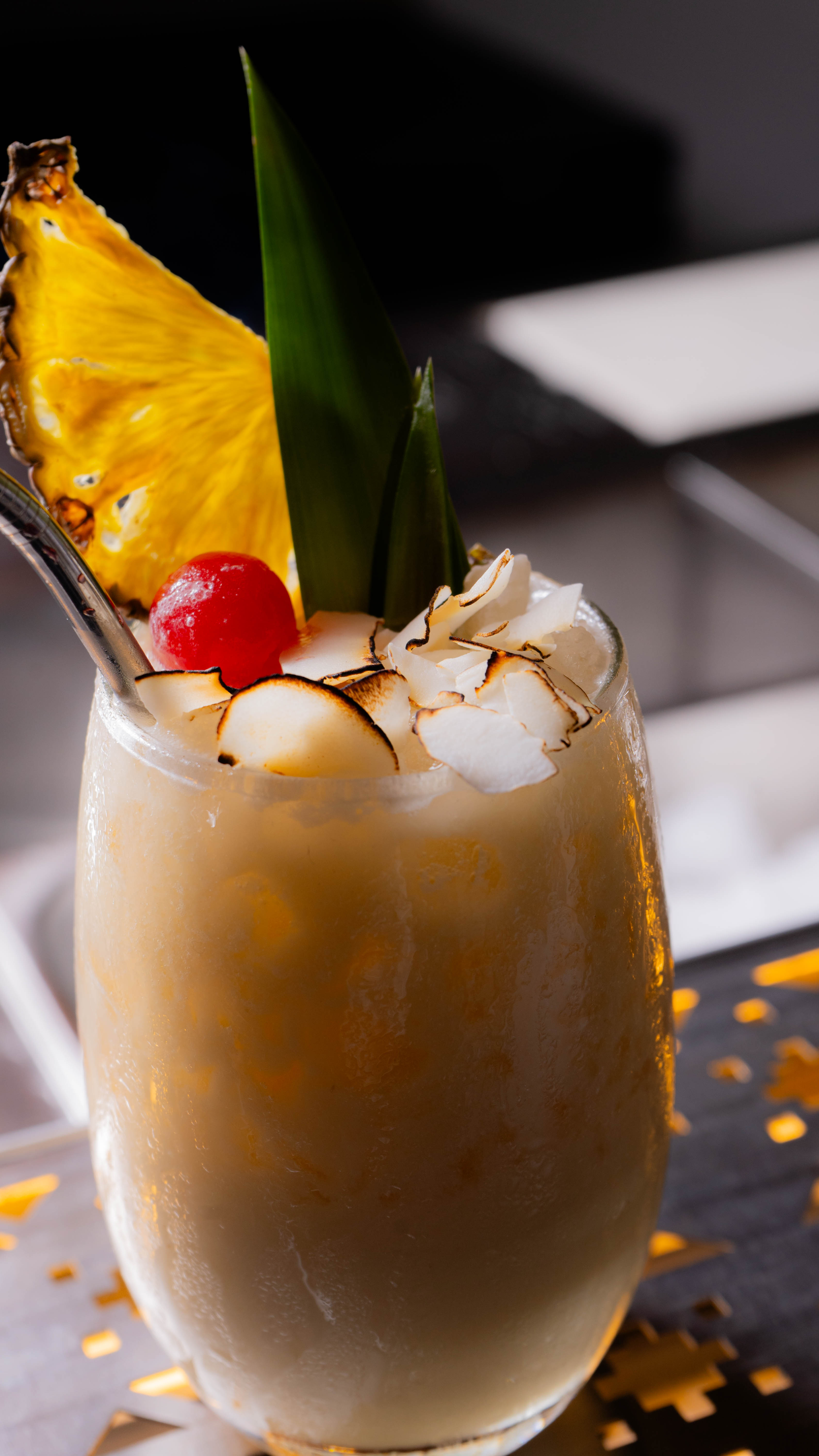 Cóctel piña colada servido en Taruka Bistró, Viña del Mar