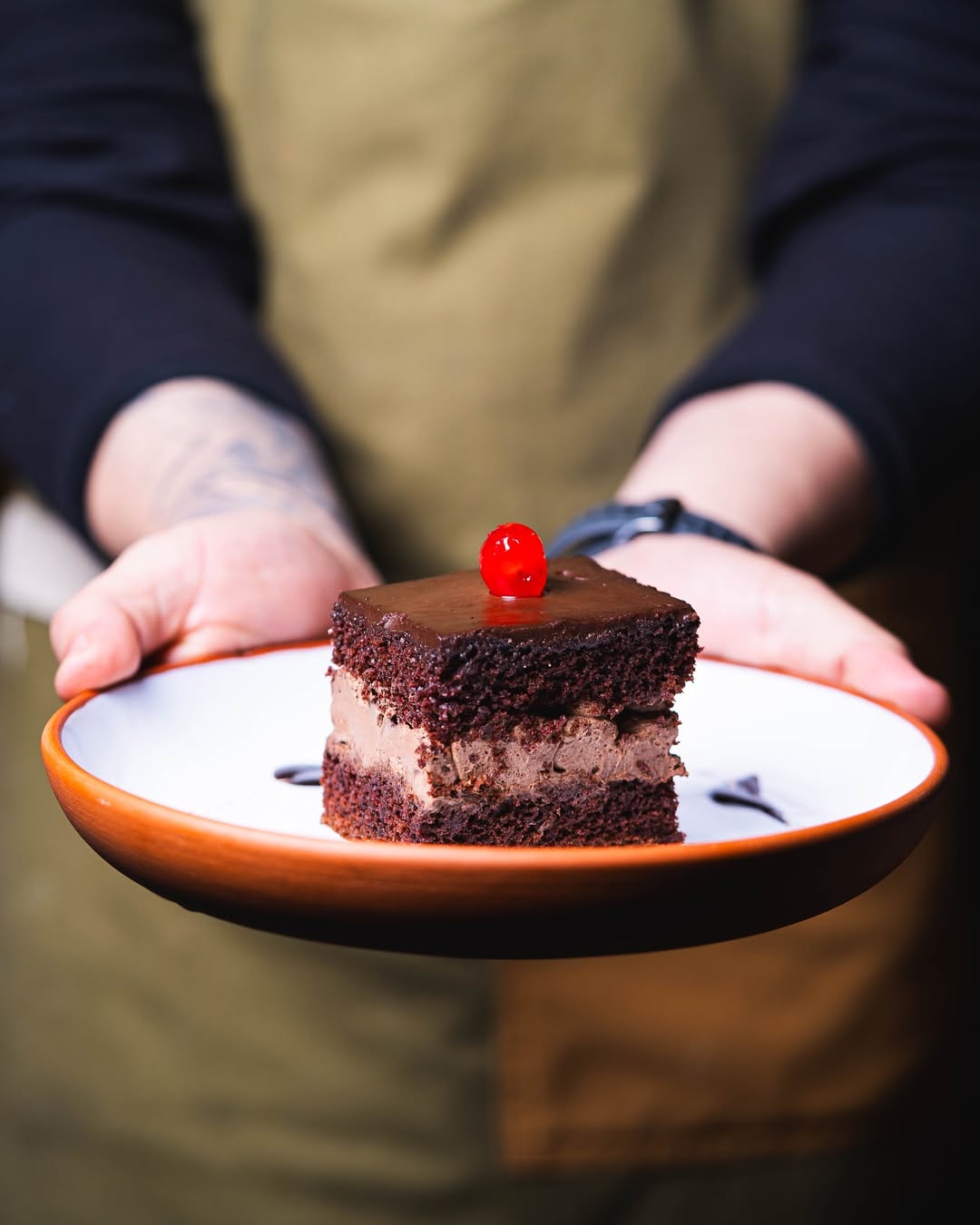 Postre casero de chocolate servido en Taruka Bistró, Viña del Mar