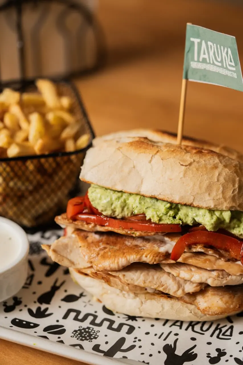 Sándwich de pollo a la plancha del restaurante Taruka Bistró en el centro de Viña del Mar