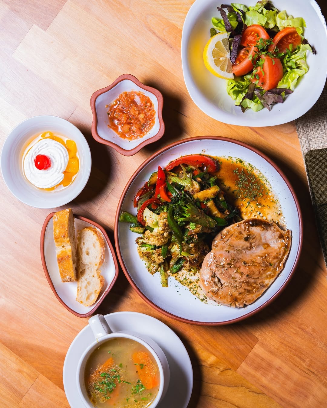 Menú del día de Taruka Bistró: entrada, fondo, ensalada, pan y postre