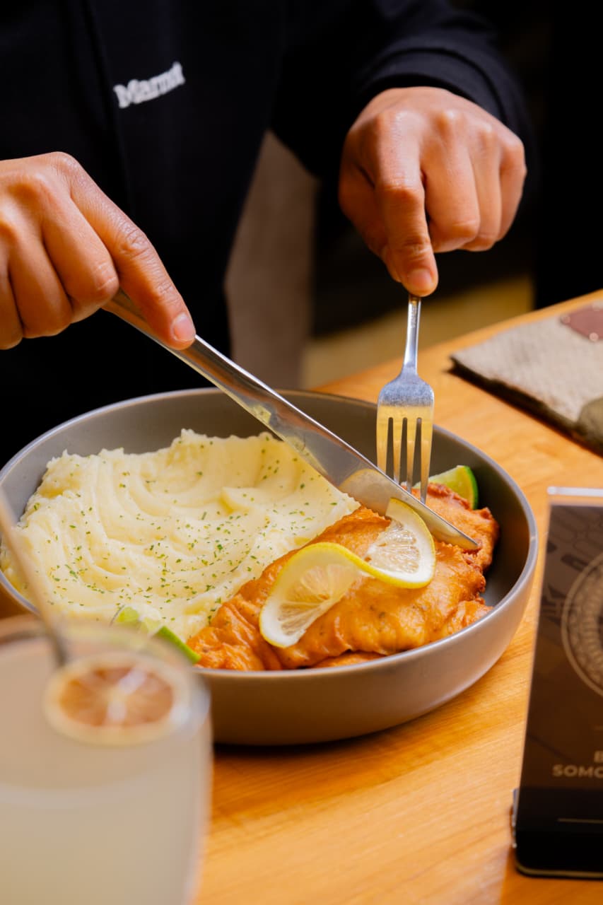 Plato a la carta de Taruka Bistró, pescado con puré, restaurante en Viña del Mar